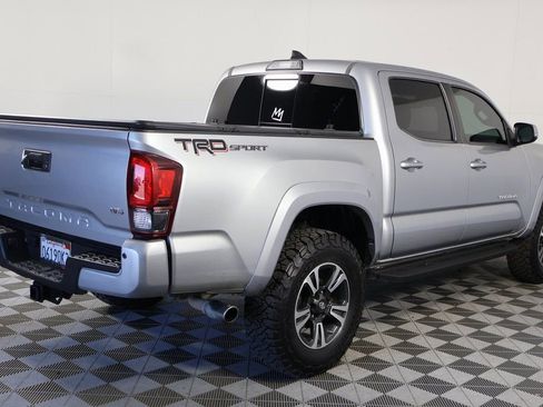 Used 2018 Toyota Tacoma TRD Sport w/ Technology Package RWD image 3