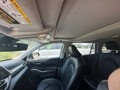 Used 2022 Toyota Highlander XLE FWD image 36