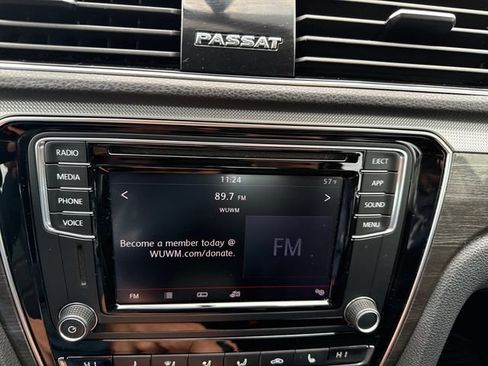 Used 2018 Volkswagen Passat 2.0T SE FWD image 32