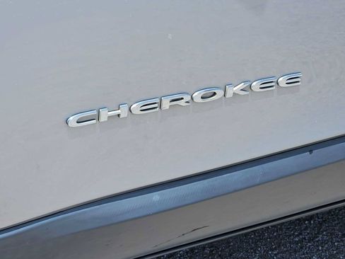 Used 2016 Jeep Cherokee Limited FWD image 13