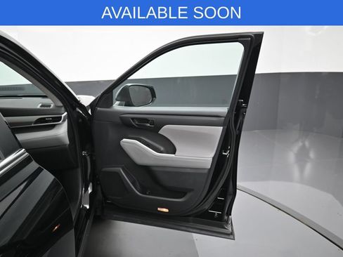 Used 2023 Toyota Highlander LE FWD image 38