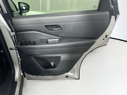 Used 2025 Nissan Pathfinder SV image 31