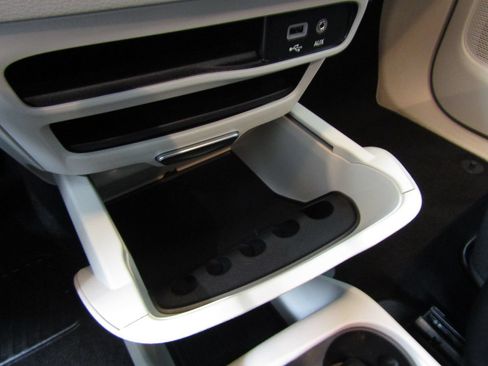 Used 2020 Chrysler Voyager L FWD image 17
