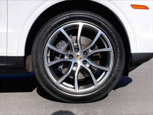 Used 2024 Porsche Cayenne AWD/4WD image 12