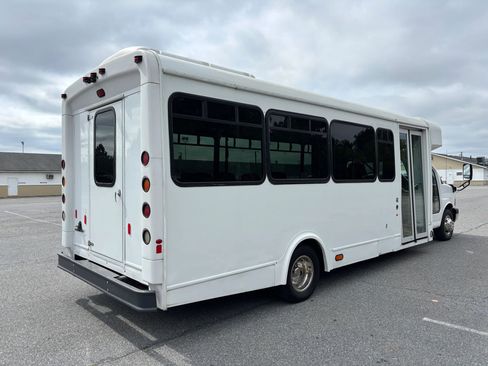 Used 2015 Chevrolet Express 4500 w/ Shuttle Bus Package image 7