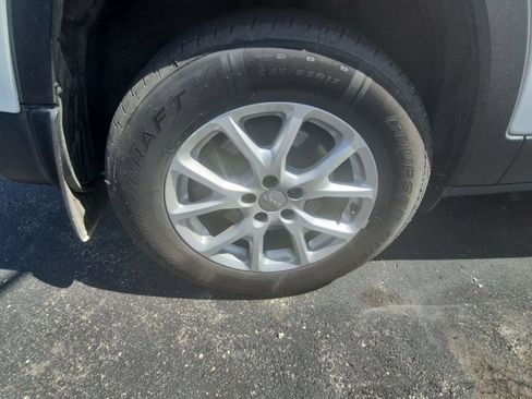 Used 2015 Jeep Cherokee Latitude w/ Cold Weather Group image 9