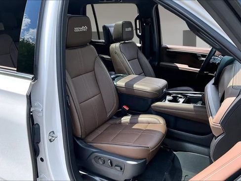 Used 2025 Chevrolet Tahoe High Country AWD/4WD image 28