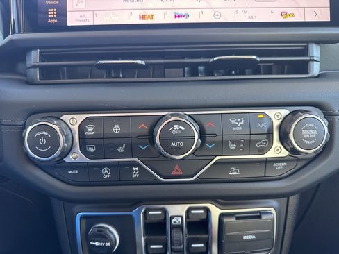 New 2025 Jeep Gladiator Mojave w/ Convenience Group image 7