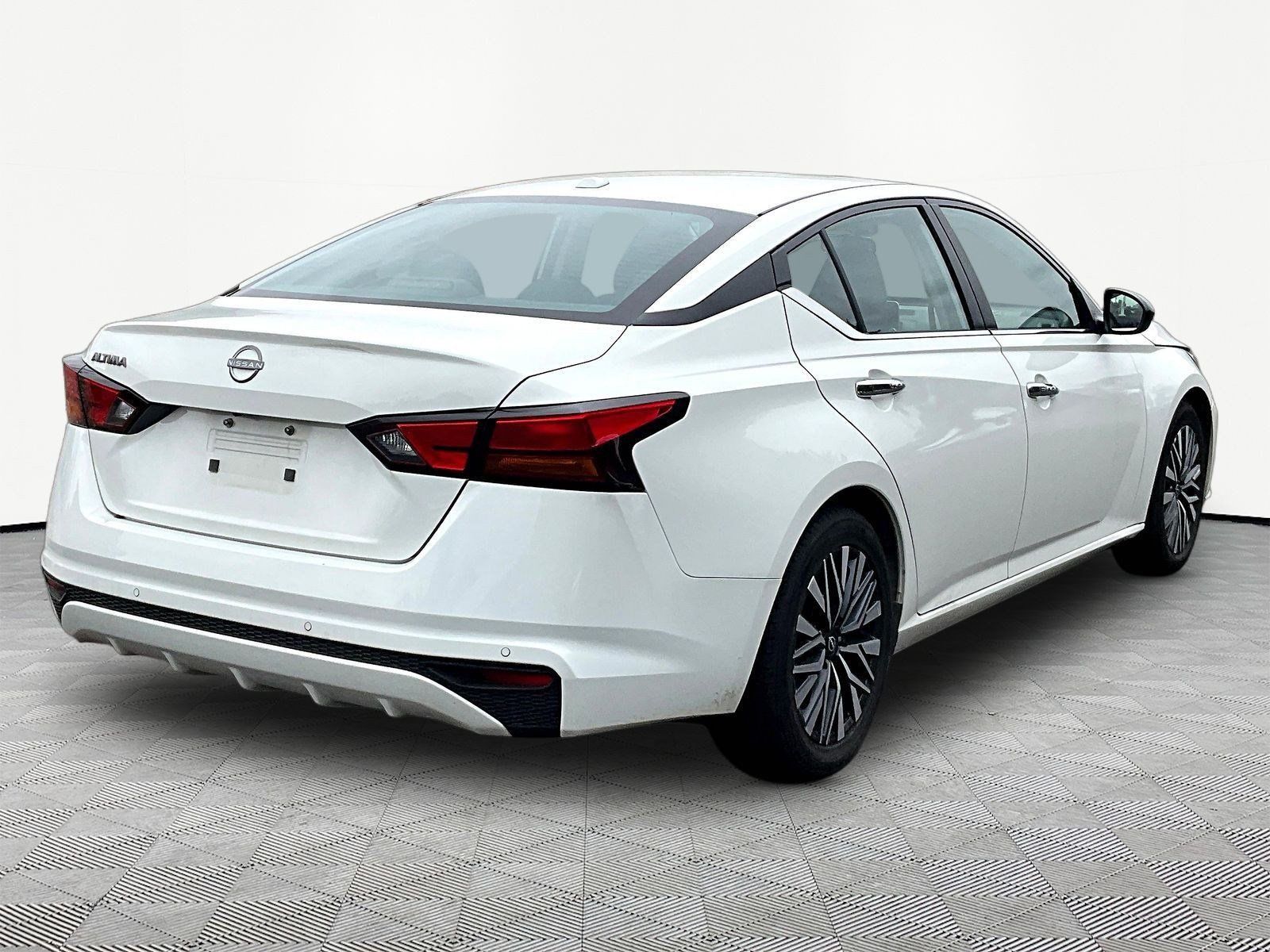 Used 2025 Nissan Altima 2.5 SV FWD image 13