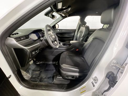 Used 2023 Jeep Grand Cherokee L Laredo image 20