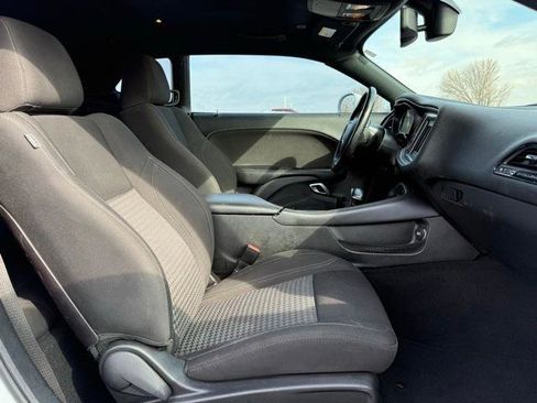 Used 2019 Dodge Challenger SXT image 32