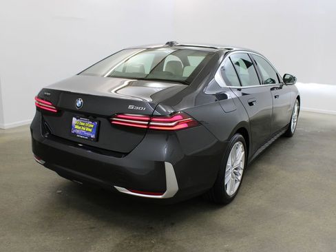 Used 2024 BMW 530i w/ Convenience Package image 4