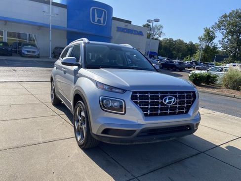 Used 2025 Hyundai Venue SEL FWD image 2