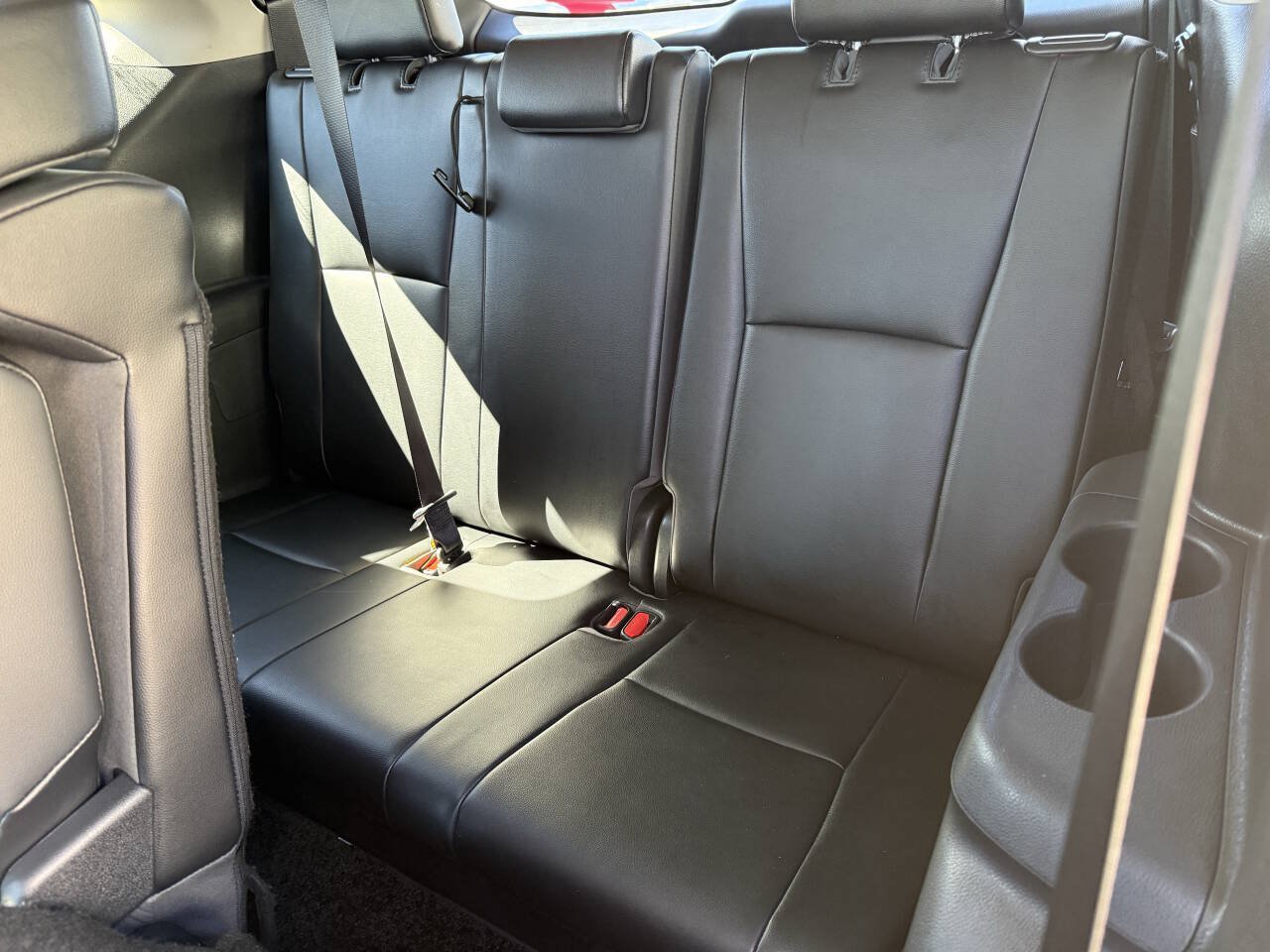 Used 2021 Toyota Highlander XLE AWD/4WD image 7
