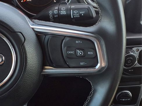 Used 2018 Jeep Wrangler Unlimited Sahara AWD/4WD image 14