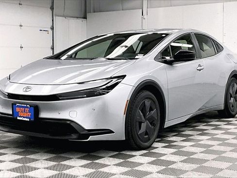 Used 2024 Toyota Prius LE image 11