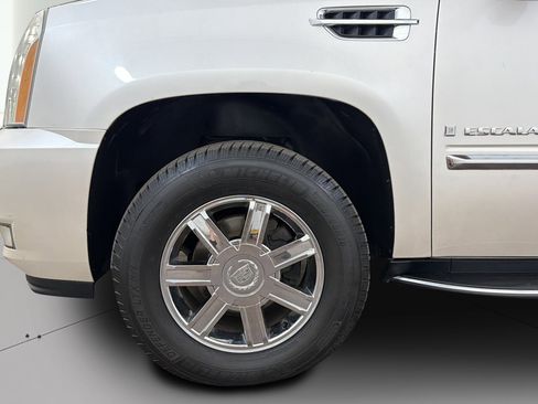 Used 2007 Cadillac Escalade AWD w/ Climate Package image 4