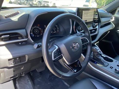 Certified 2025 Toyota Highlander XSE AWD/4WD image 23