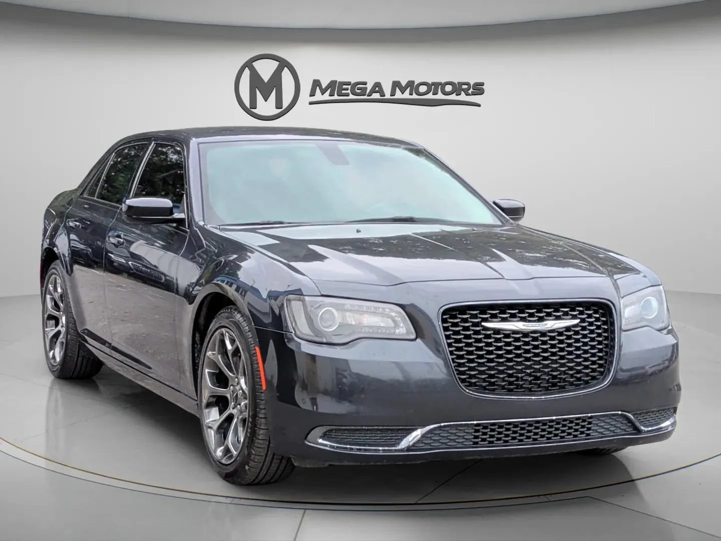 Used 2018 Chrysler 300 Touring w/ Sport Appearance Package RWD image 11