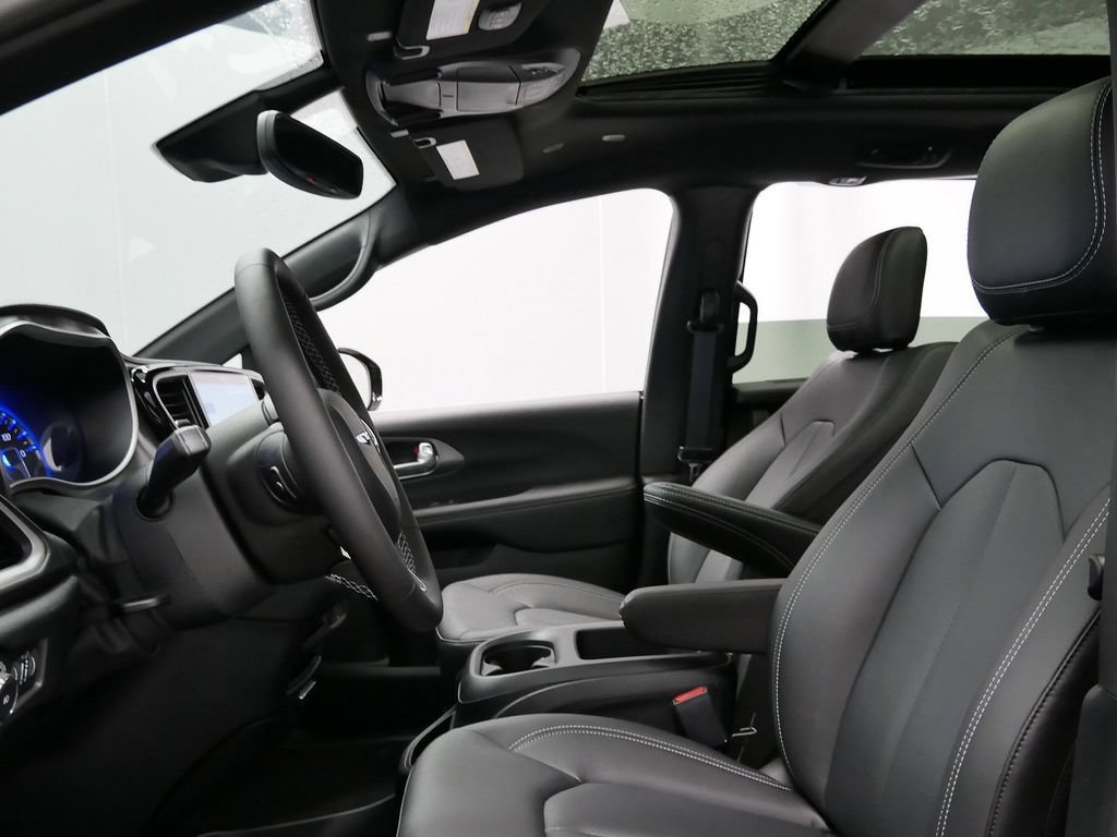 New 2026 Chrysler Pacifica Select AWD/4WD image 17