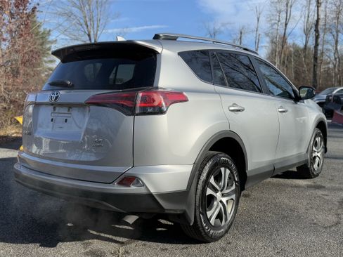 Used 2018 Toyota RAV4 LE image 9
