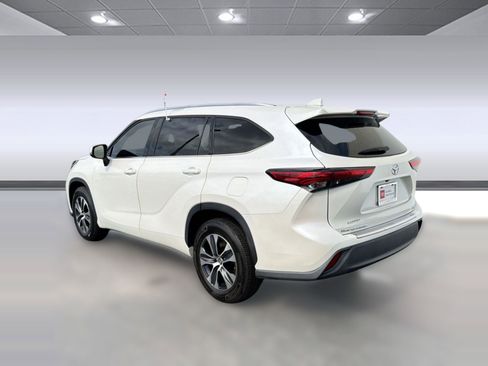 Used 2021 Toyota Highlander XLE FWD image 3