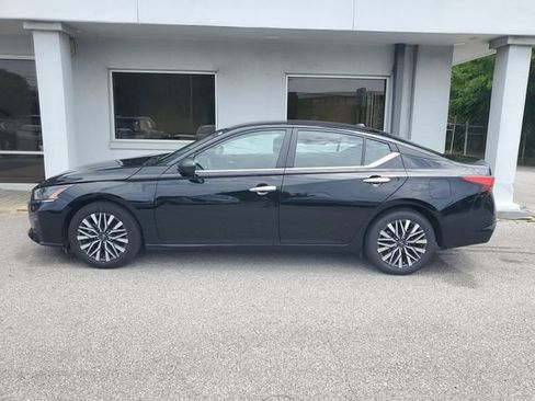 Used 2025 Nissan Altima 2.5 SV FWD image 10
