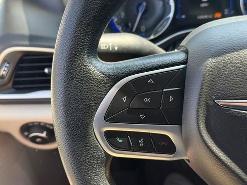 Used 2020 Chrysler Pacifica Touring FWD image 19