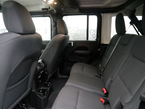 Used 2021 Jeep Wrangler Unlimited Sahara w/ Uconnect 4C Nav & Sound Group AWD/4WD image 10