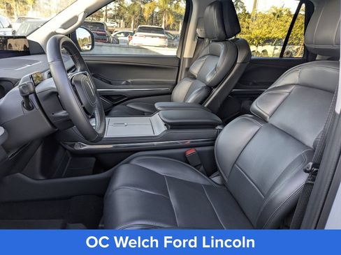 Certified 2025 Lincoln Navigator Reserve AWD/4WD image 23
