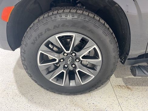 Used 2023 Chevrolet Suburban Z71 w/ Luxury Package image 31