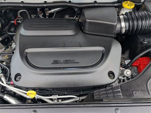 Used 2024 Chrysler Pacifica Touring-L image 32