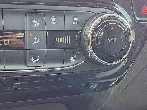 Used 2024 Chevrolet Trax LT w/ LT Convenience Package FWD image 5