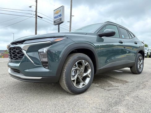 New 2026 Chevrolet Trax LT w/ LT Convenience Package FWD image 2