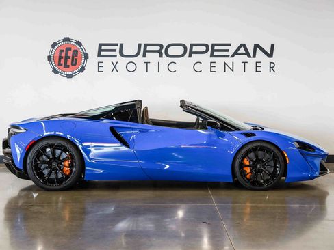 Used 2025 McLaren Artura Spider RWD image 11