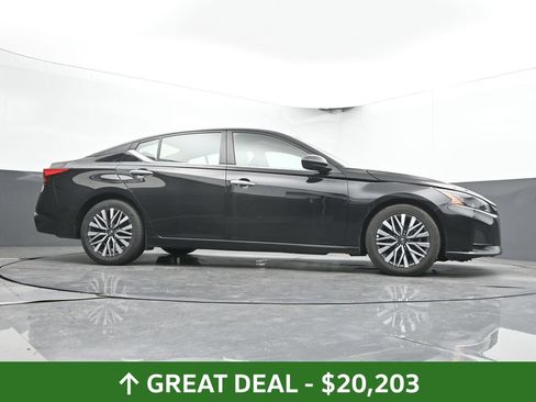 Used 2025 Nissan Altima 2.5 SV FWD image 46