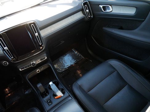 Used 2024 Volvo XC40 B5 Core image 11