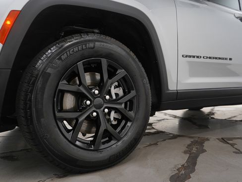Used 2024 Jeep Grand Cherokee L Laredo image 28