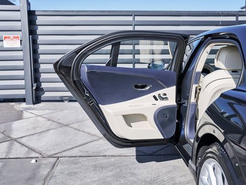 Used 2024 Bentley Flying Spur V8 image 24