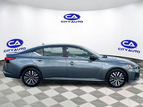 Used 2025 Nissan Altima 2.5 SV image 2