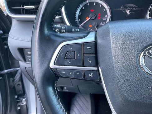 Used 2023 Toyota Highlander XSE FWD image 11
