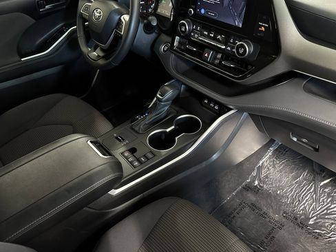 Used 2024 Toyota Highlander LE image 17