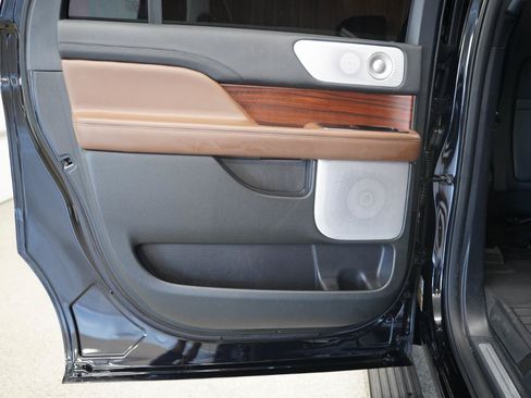 Used 2024 Lincoln Navigator L Reserve AWD/4WD image 35