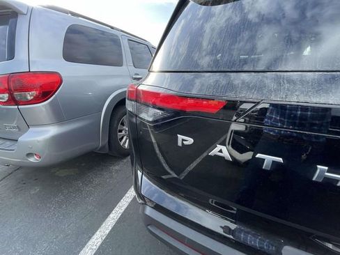 Used 2025 Nissan Pathfinder SV image 11