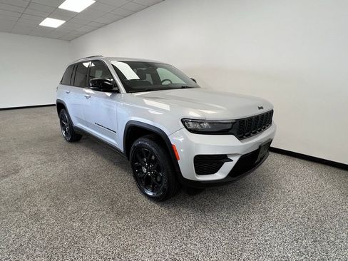 Used 2024 Jeep Grand Cherokee Altitude image 17