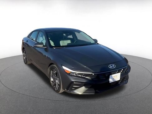 Used 2025 Hyundai Elantra Limited image 3