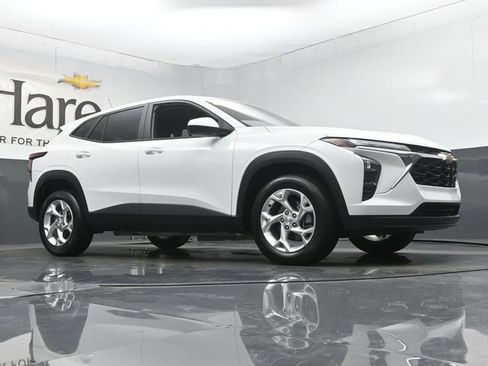 Used 2024 Chevrolet Trax LS w/ LS Convenience Package FWD image 2