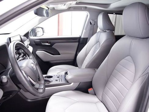 Used 2023 Toyota Highlander XLE image 15
