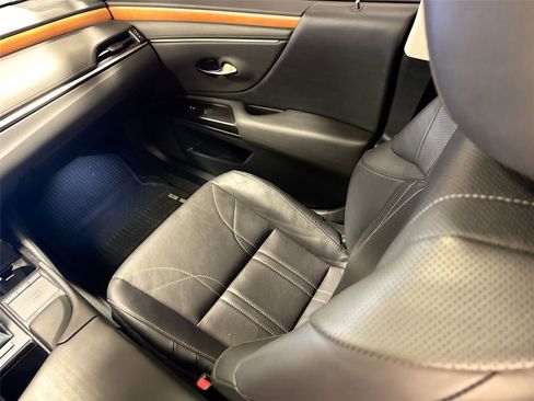 Used 2019 Lexus ES 300h w/ Luxury Package image 24