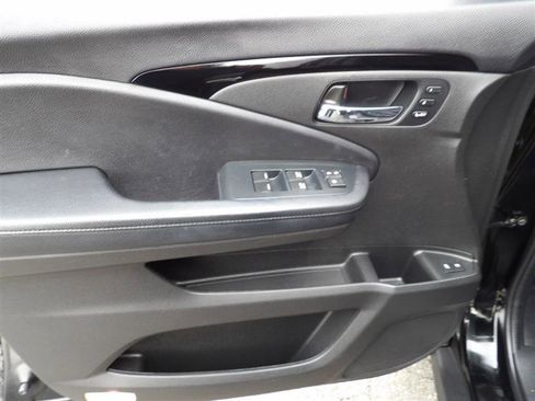 Used 2022 Honda Pilot Touring image 11